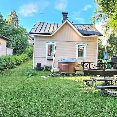 Viehaettaevae Boheemi Puutalo *